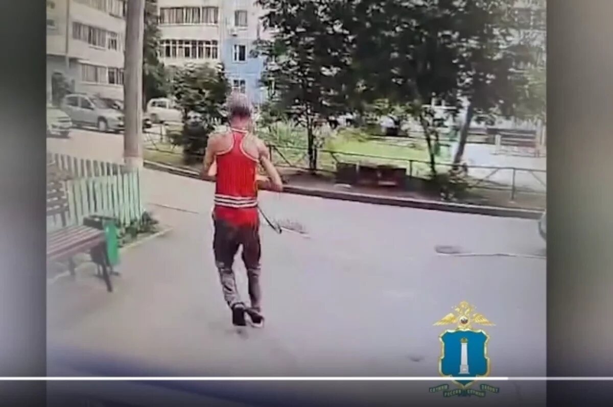    В подъезде дома на Отрадной избили и ограбили пенсионерку