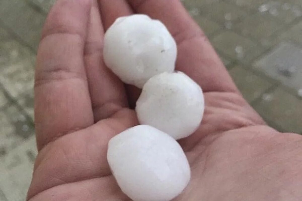    В нескольких районах Омска выпал град