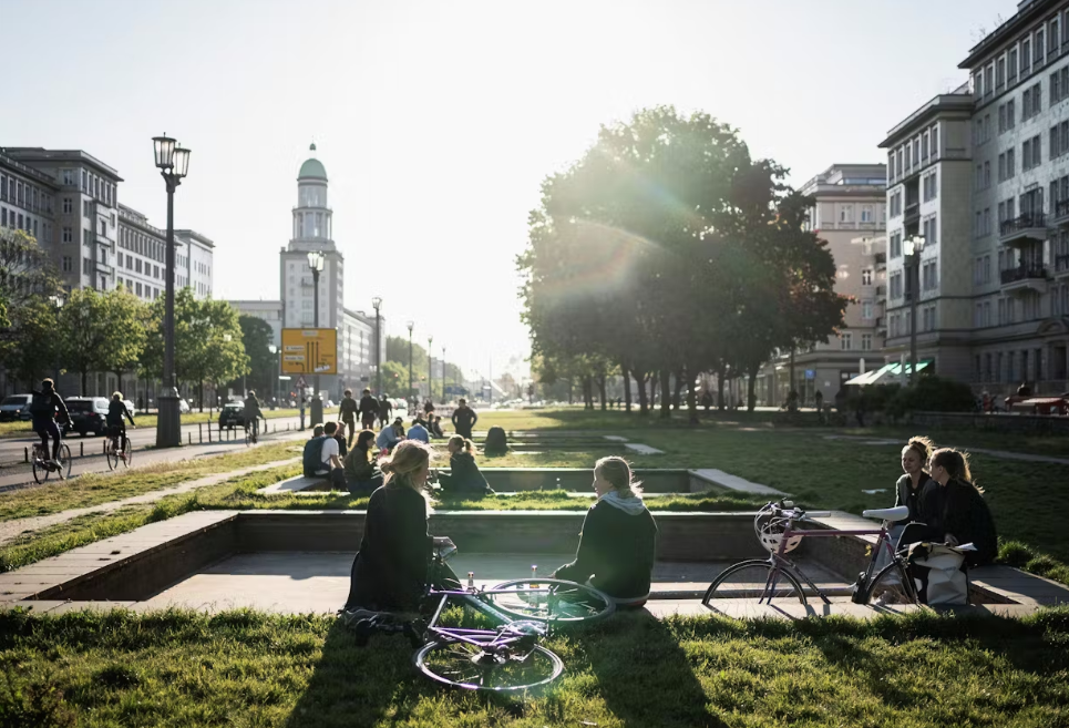 Франкфуртская аллея никогда не была пунктом назначения, но именно вокруг неё теперь вращается жизнь нашего автора. Между сиренами, велосипедными звонками и быстрыми шагами возникает повседневная жизнь, которую она не планировала, но которая осталась © Sebastian Wells/Ostkreuz