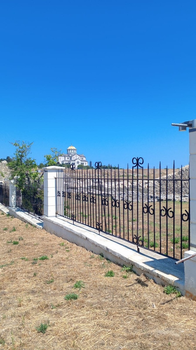 По дороге к комплексу можно увидеть старый Херсонес и храм. 