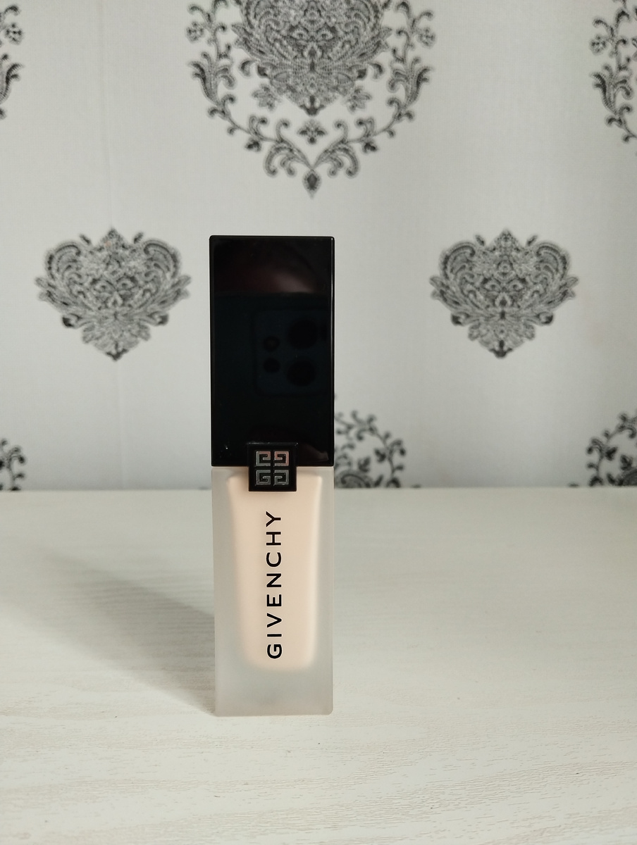 Тональный крем для лица Givenchy Prisme Libre Skin-Caring Matte. 