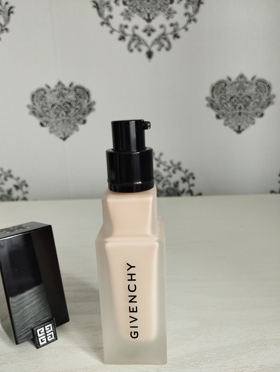 Тональный крем для лица Givenchy Prisme Libre Skin-Caring Matte. 