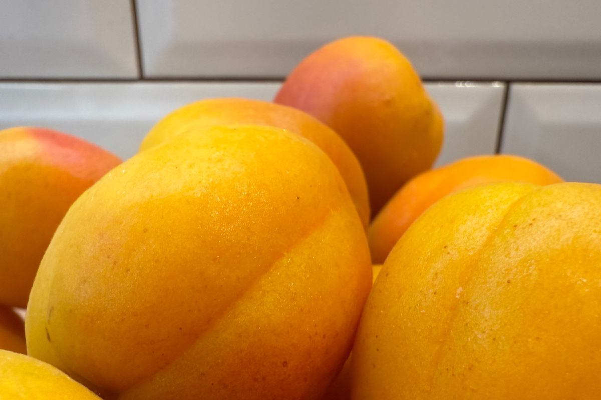 Абрикосы следует помыть от пыли