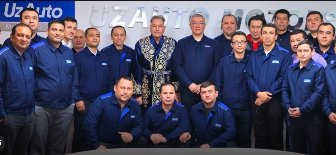 Фототна память в последний день работы Б.И.Андерссона на UzAuto Motors. На нем - традиционный узбекский чапан. Этот халат в знак глубокого уважения преподносят в дар дорогим гостям и наиболее уважаемым людям. (Кстати, по руссифицированным инициалам из официальных документов "Б.И." - Бу Инге - Андерссон и получил никнейм "Борис Иваныч".