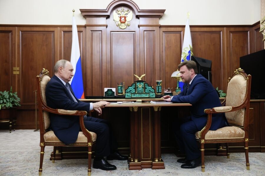    Президент РФ Владимир Путин и генеральный директор ПАО «РусГидро» Виктор Хмарин (справа) во время встречи / Источник: © Михаил Метцель/РИА Новости/POOL