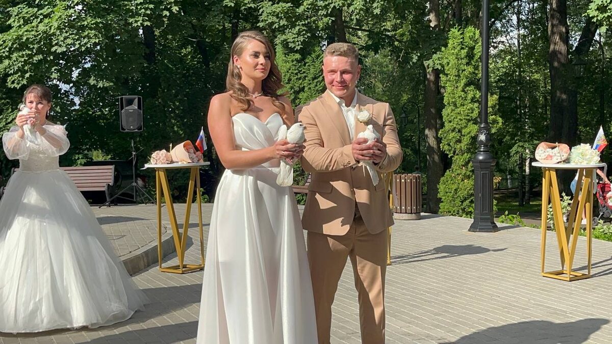    “Бронировали дату за полгода”: кировская пара о торжественном бракосочетании в День семьи, любви и верности в Александровском саду