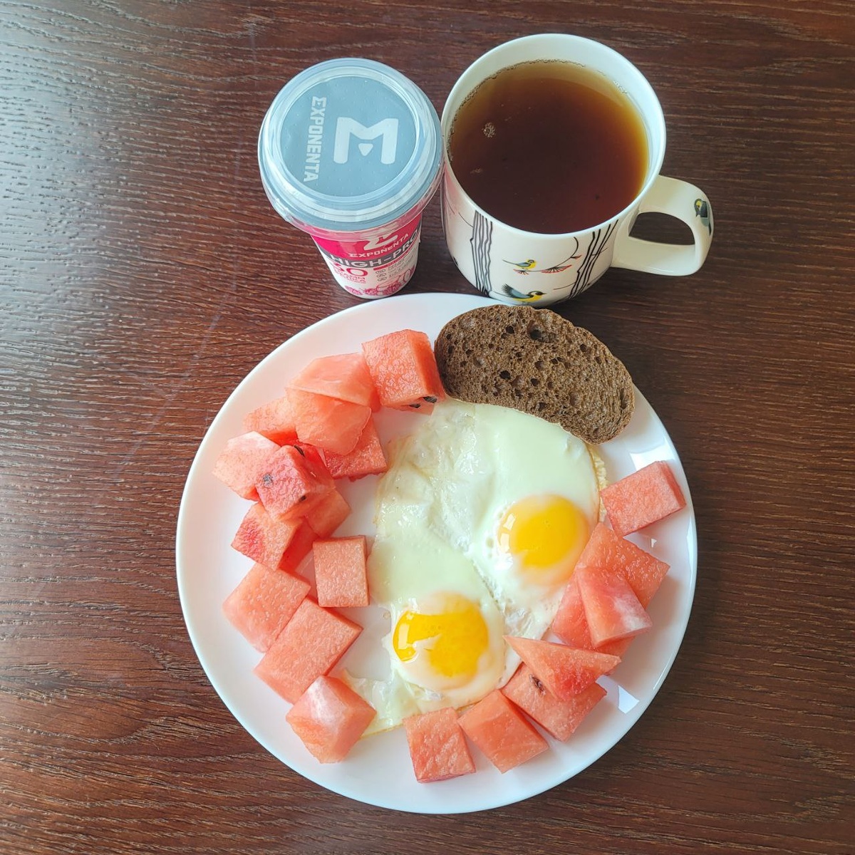 Этого не видно на фотографии, но яичница почему-то получилась совершенно резиновая ))))