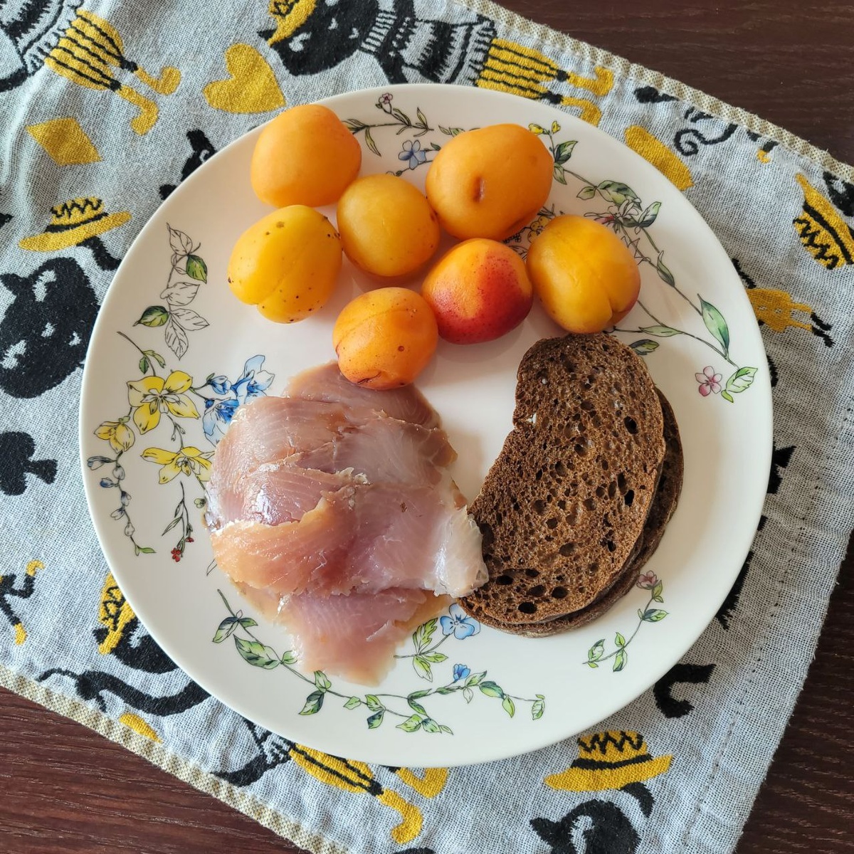 Жарко, вроде и хочется есть, а вроде и не хочется.