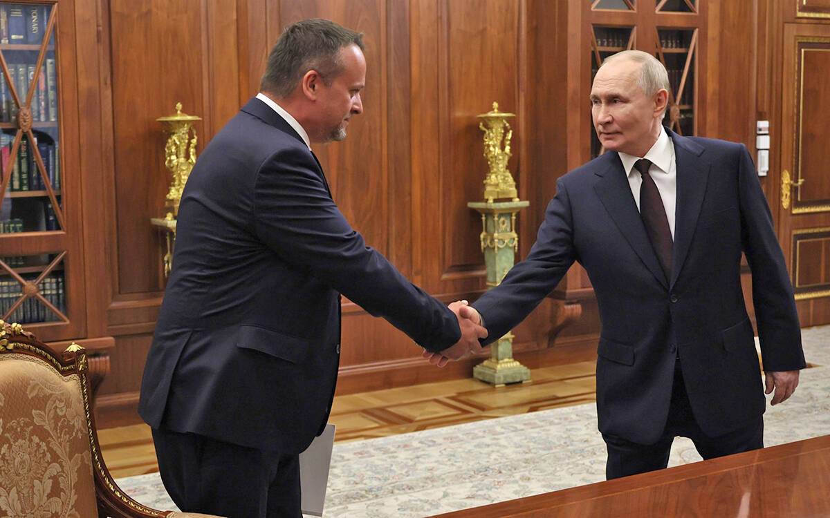 7 июля Владимир Путин встретился с Никитиным в Кремле и назначил его исполняющим обязанности министра транспорта. Уже 8 июля появился президентский указ о его назначении полноценным федеральным министромФото: kremlin.ru
