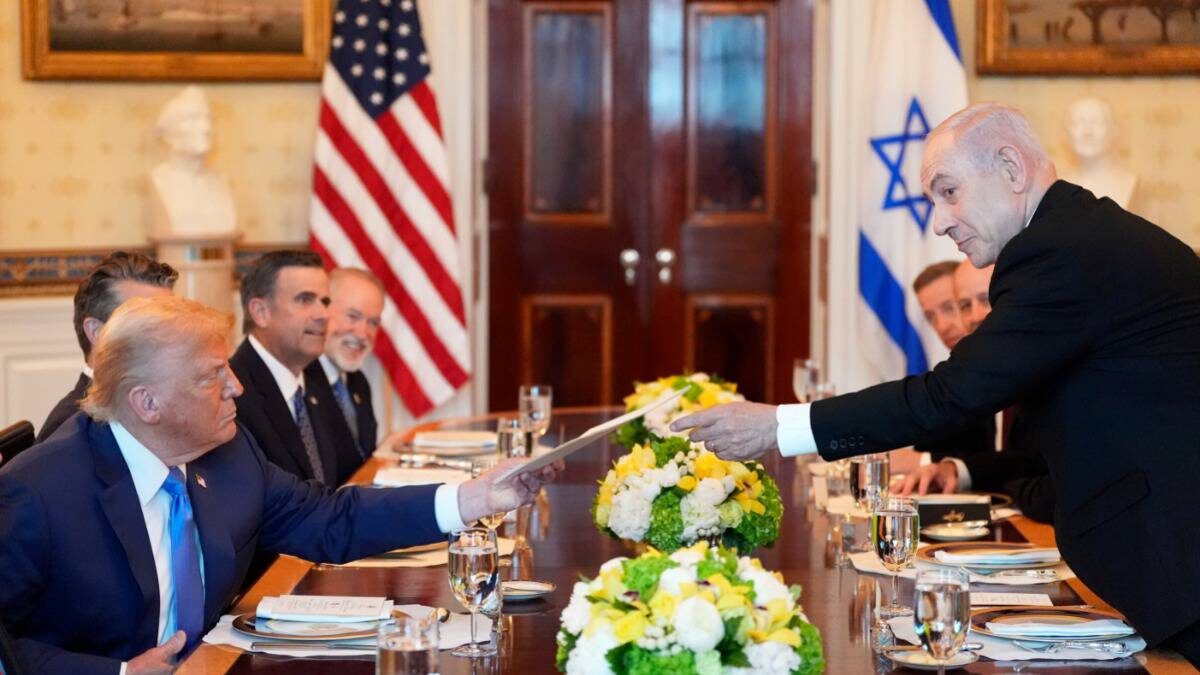    Премьер-министр Израиля Биньямин Нетаньяху на встрече с президентом США Дональдом Трампом / Фото: Alex Brandon / AP / TACC