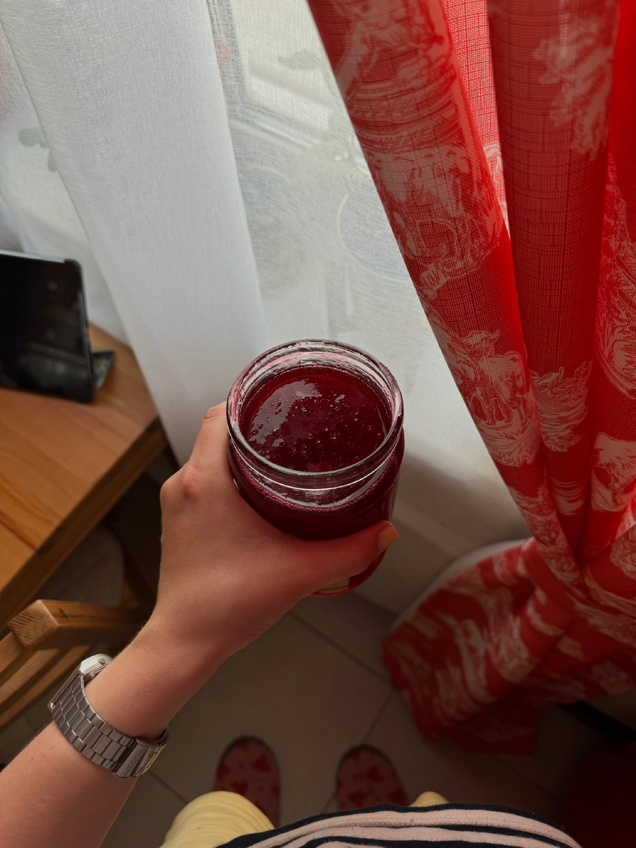 Текстура немного желешная, хотя в рецепте отсутствует агар-агар или желатин