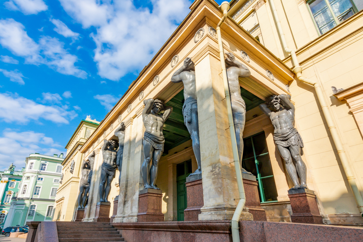 Новый Эрмитаж и его знаменитые атланты (с) Vladislav Zolotov / Getty Images