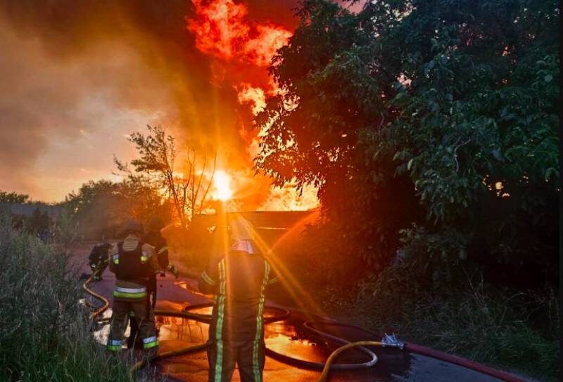   Украинская служба МЧС борется с последствиями атаки дронов. Фото: соцсети