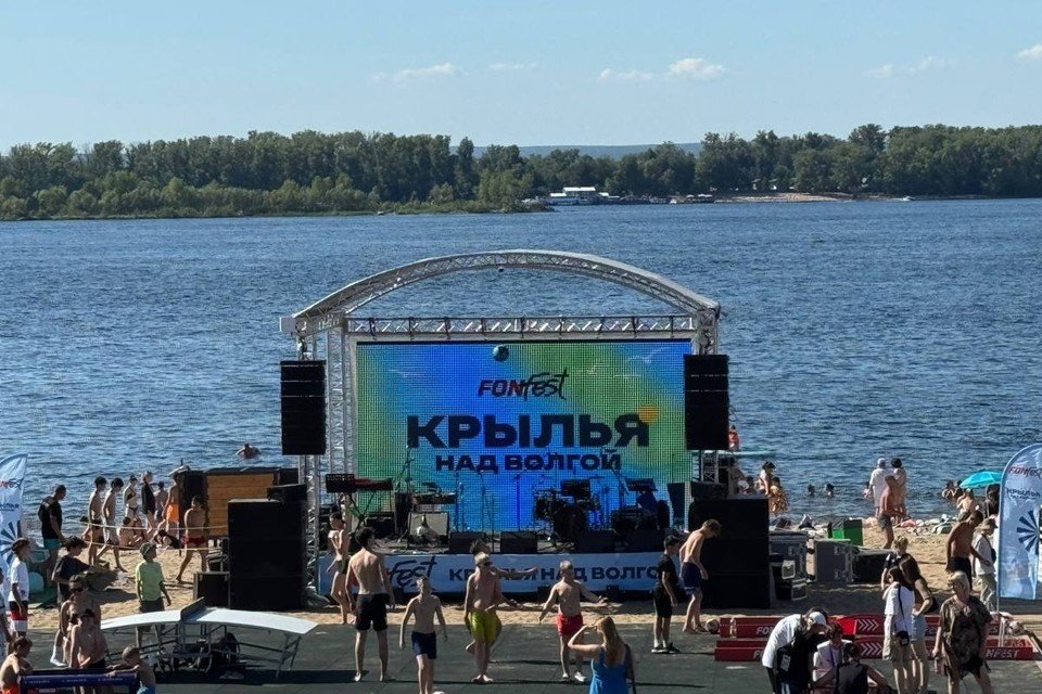    Фестиваль «Крылья» над Волгой» начинался в 17:00, но люди начали собираться намного раньше. Роман ГЕРАСЬКОВ