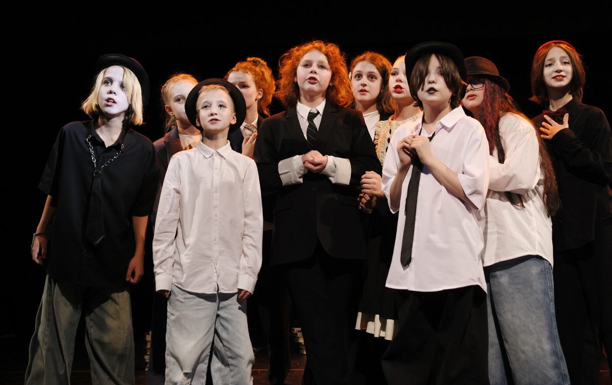 Учимся концентрировать внимание, импровизировать и работаем над эмоциональной и телесной выразительностью.