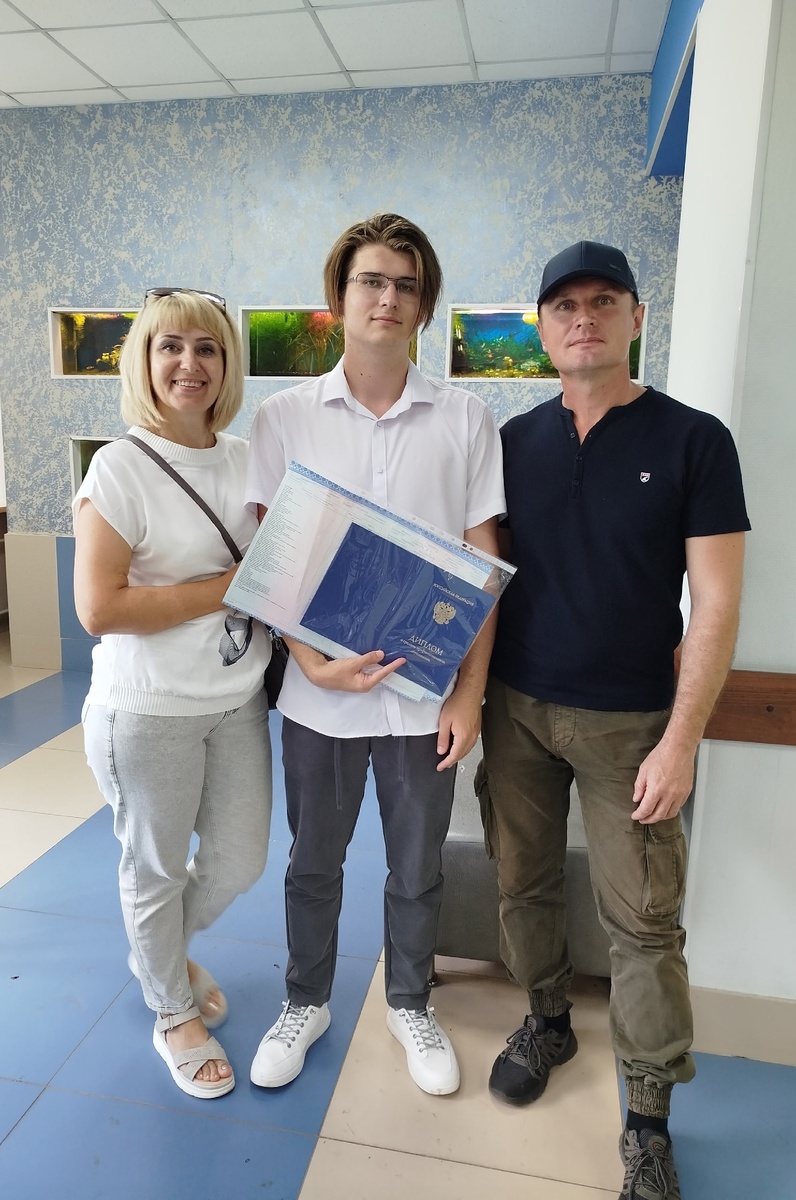 Мальчики мои еще держатся, у матери вид лихой и придурковатый🤣