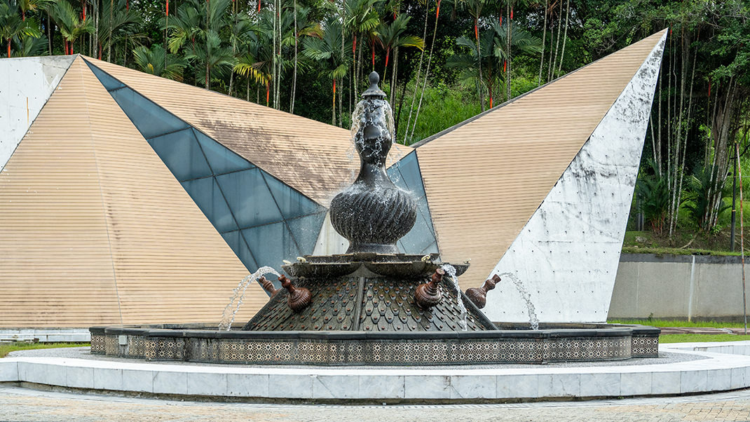 Необычный фонтан