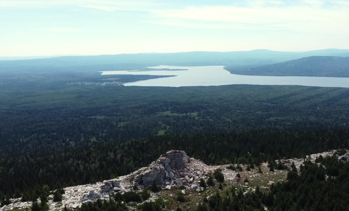 Национальный парк "Зюраткуль" Вдали озеро с одноименным названием