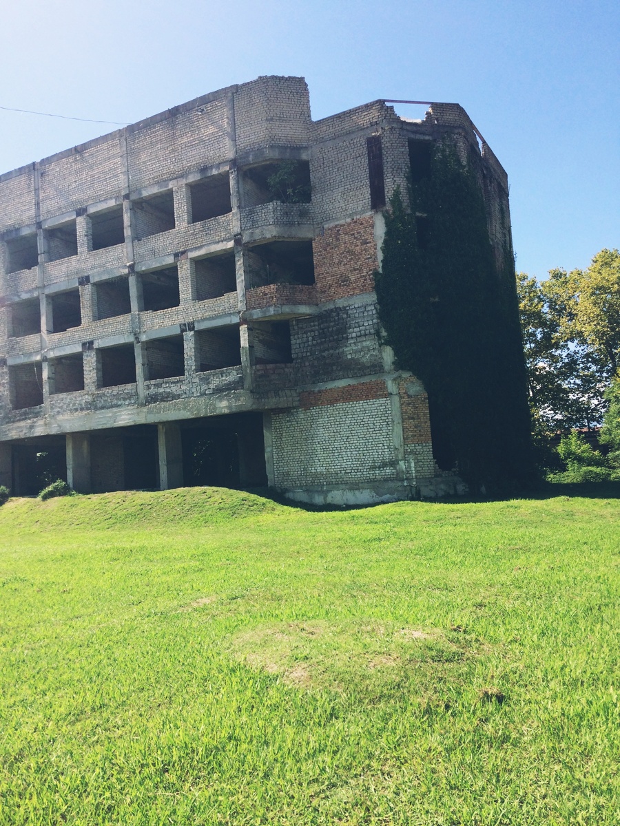 Такое можно увидеть повсеместно - разрушенные здания времён войны