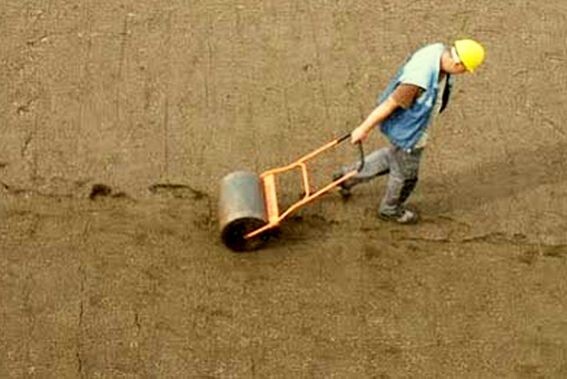 Трамбуем песок под фундамент