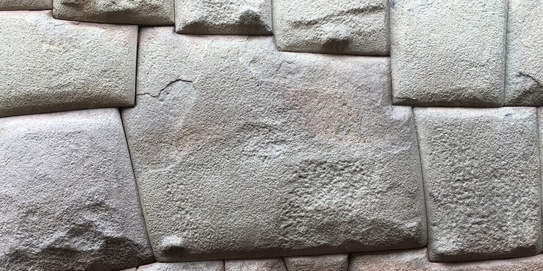 Стена времени: один камень, двенадцать граней и тысяча догадок