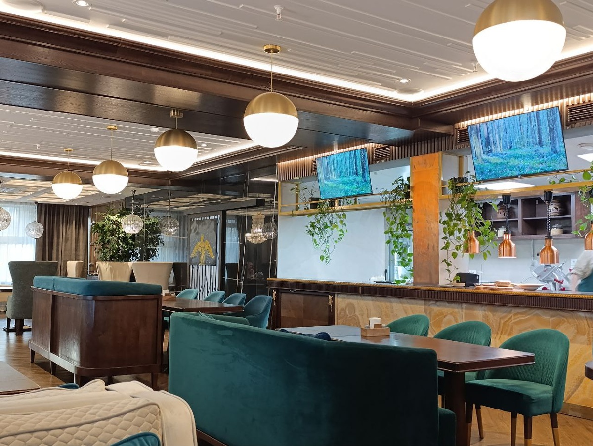 Помещение не очень большое. Народу тоже было не много. Кроме нас еще компания человек на 8.