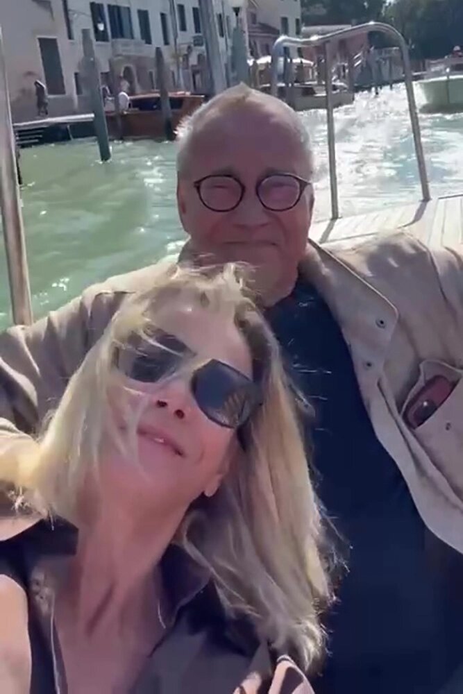    Юлия Высоцкая и Андрей Кончаловский. Фото: Официальный Telegam-канал Юлии Высоцкой