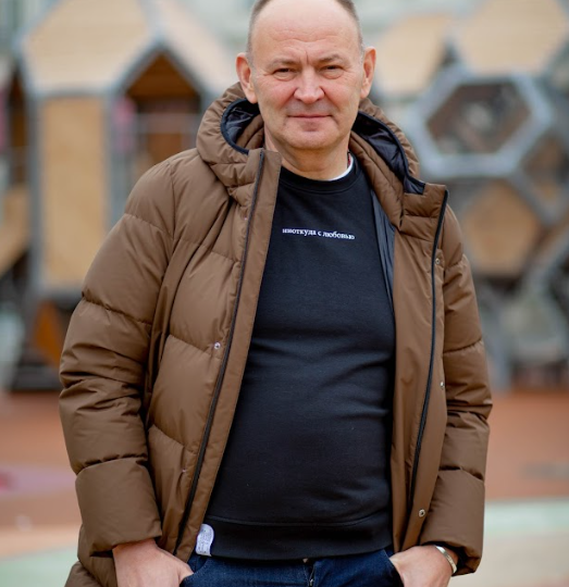 В Иркутске заслуженный врач РФ, детский хирург Юрий Козлов много лет спасает жизни новорождённых детей