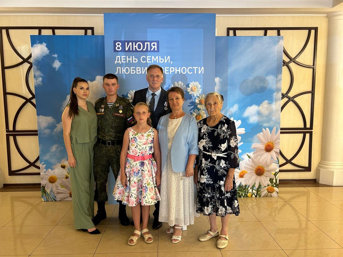 Семья Кочерга слева направо: Анастасия, невеста Мирослава, Мирослав, Злата, Геннадий и Светлана Кочерга, бабушка Анна Ивановна.