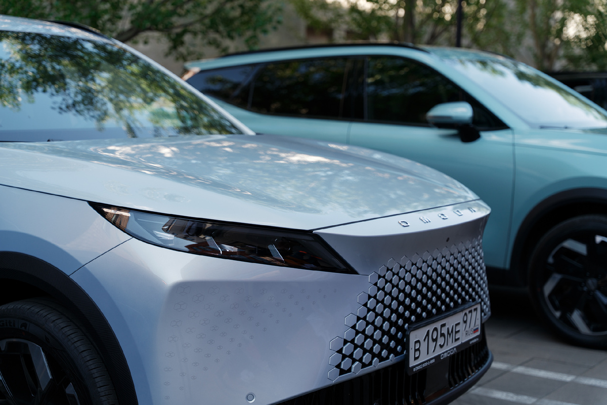 В России кроссовер Omoda C7 - флагман модельного ряда бренда - доступен в пяти комплектациях.