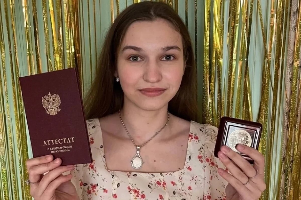    Анастасия получила высший балл по русскому и английскому языкам.