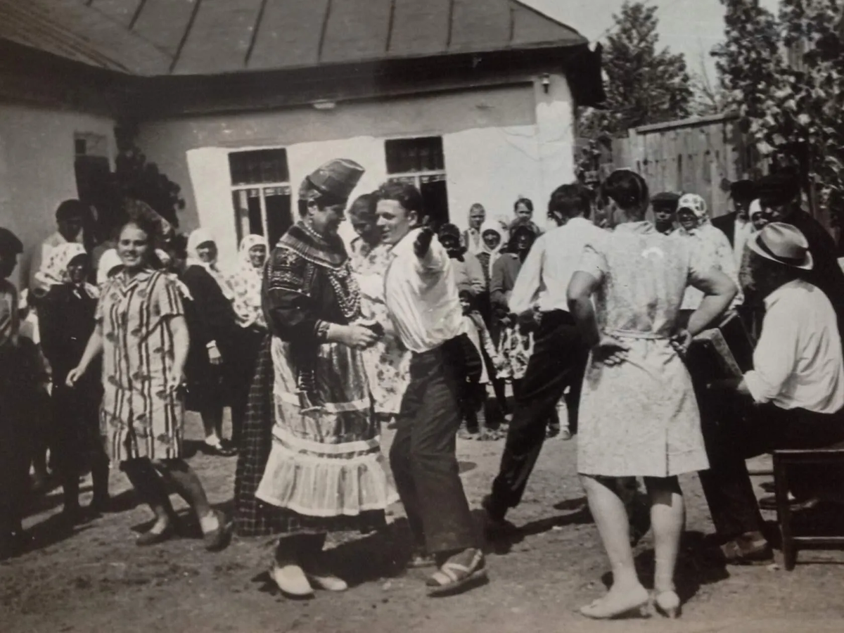 Так когда-то отмечали праздничные события.Фото из коллекции автора.