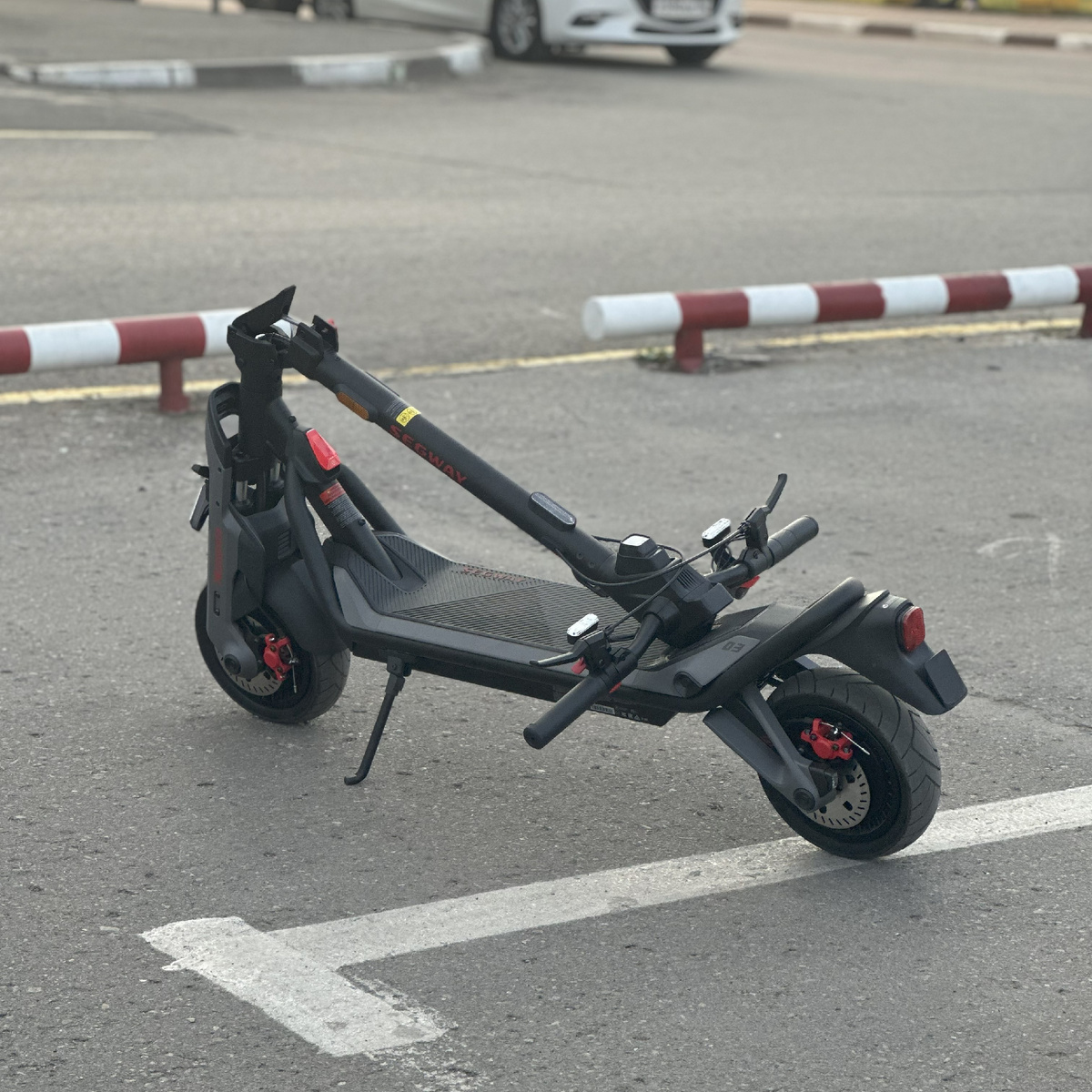 Самокат складывается