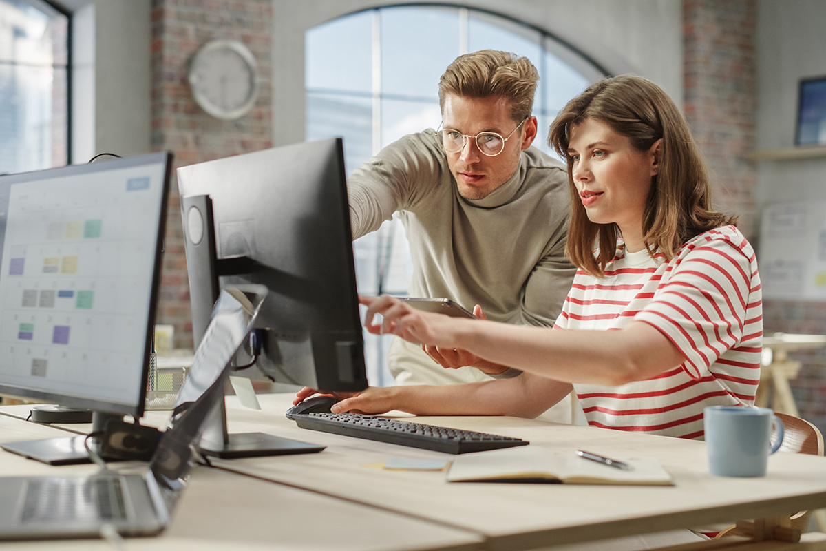    Общайтесь с командой: будьте открытым и готовым прийти на помощь. Это располагает к вам людей. Источник: Shutterstock