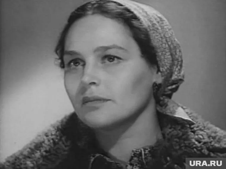 Впервые в кино Карелина снялась в 1957 году в фильмах «Бессмертная песня» и «Всего дороже»
Фото: Всего дороже (1957) / СССР / Ленфильм / Режиссеры Юрий Музыкант, Соломон Селектор