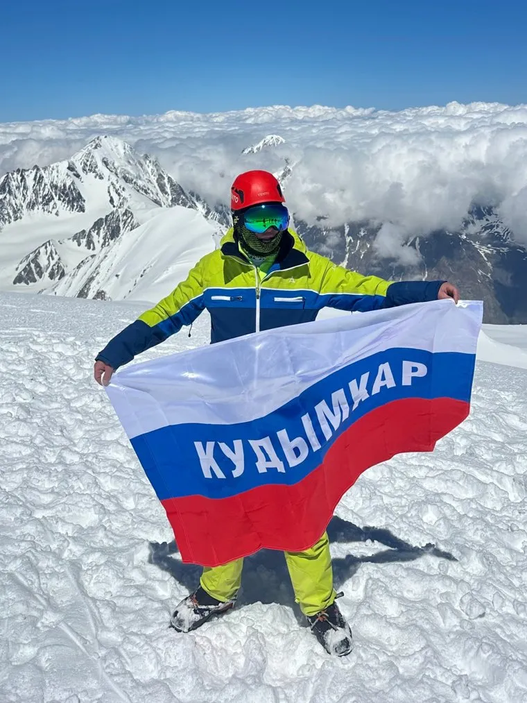 Алексей Петров сфотографировался на вершине Казбека с российским триколором
Фото: Алексей Петров, «ВКонтакте»