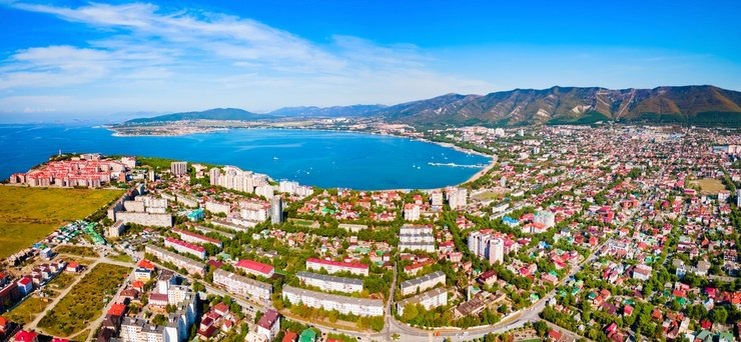 Геленджик удачно расположен в Геленджикской бухте. Фото: saiko3p / Shutterstock / Fotodom
