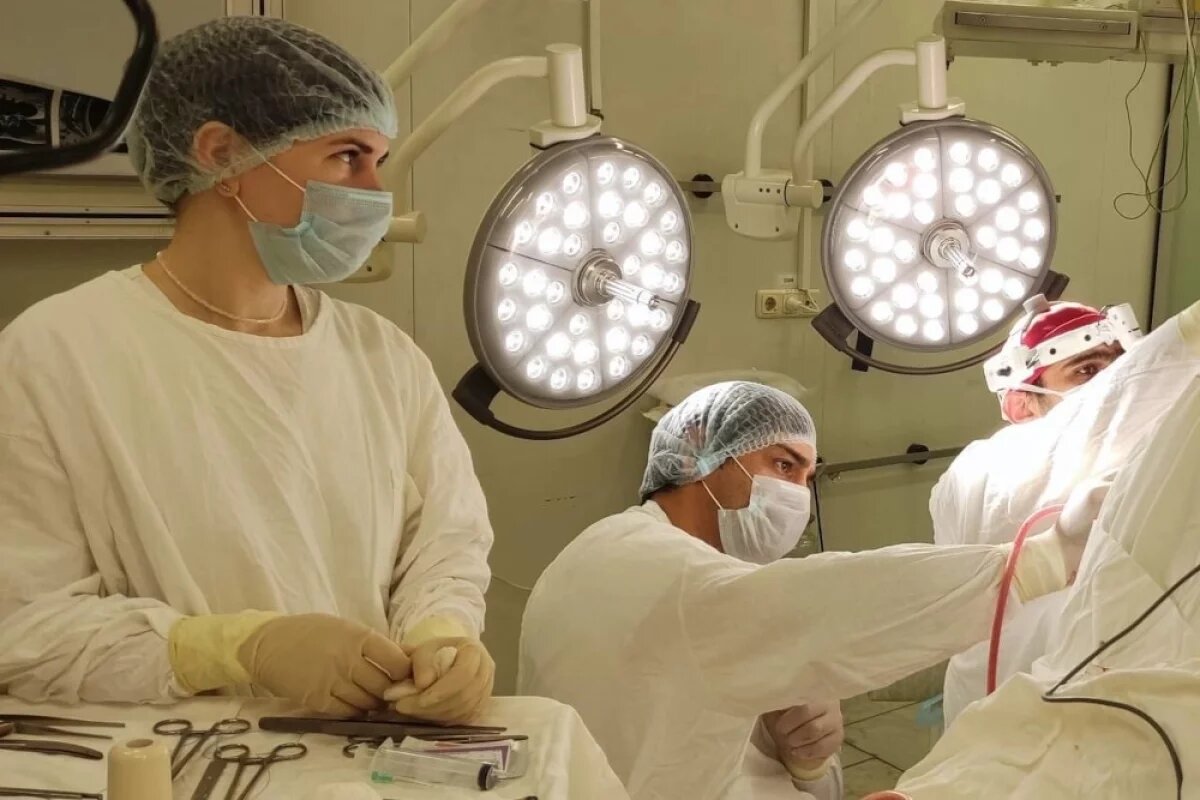    Липецкие нейрохирурги спасли упавшего с лестницы мужчину с переломом шеи