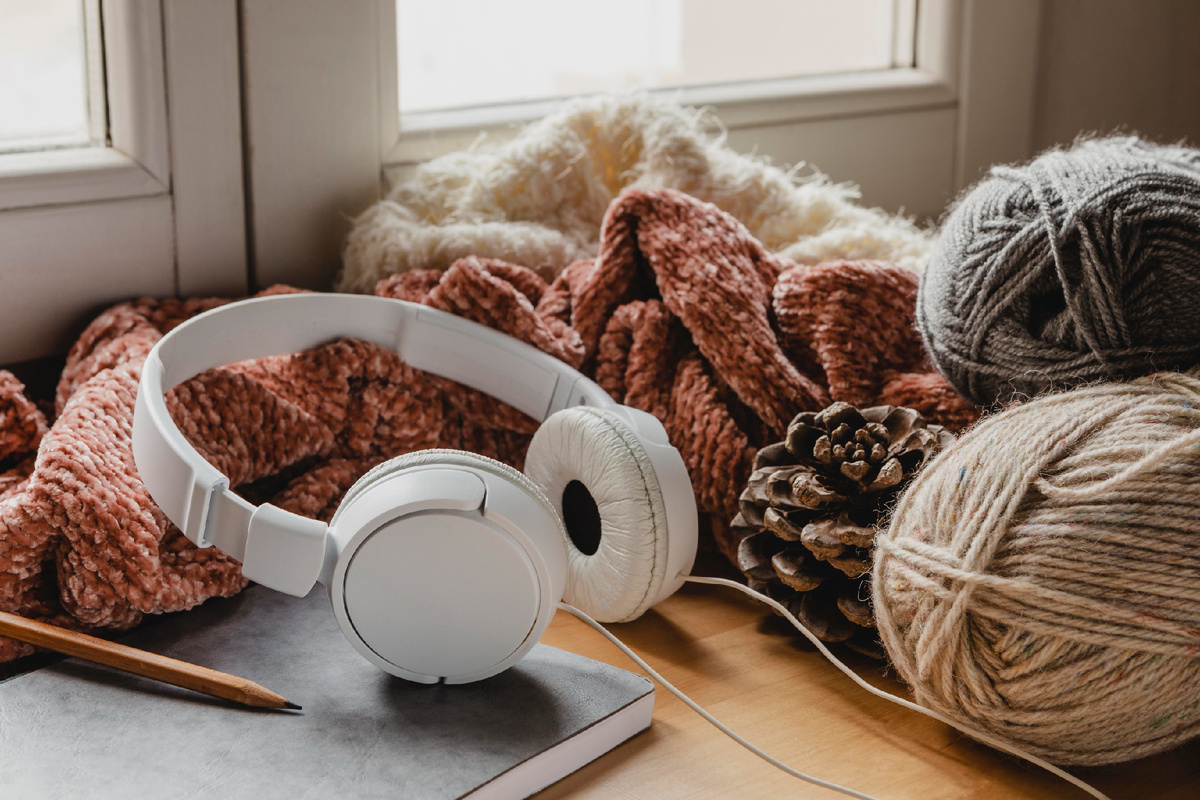 Фото: Freepik/@freepik                                                                                                                         Ритуал бегства активирован: наушники — цифровая беруши для души. За стеклом — немое кино реальности, где мы больше не играем главных ролей. Услышит ли она его? 