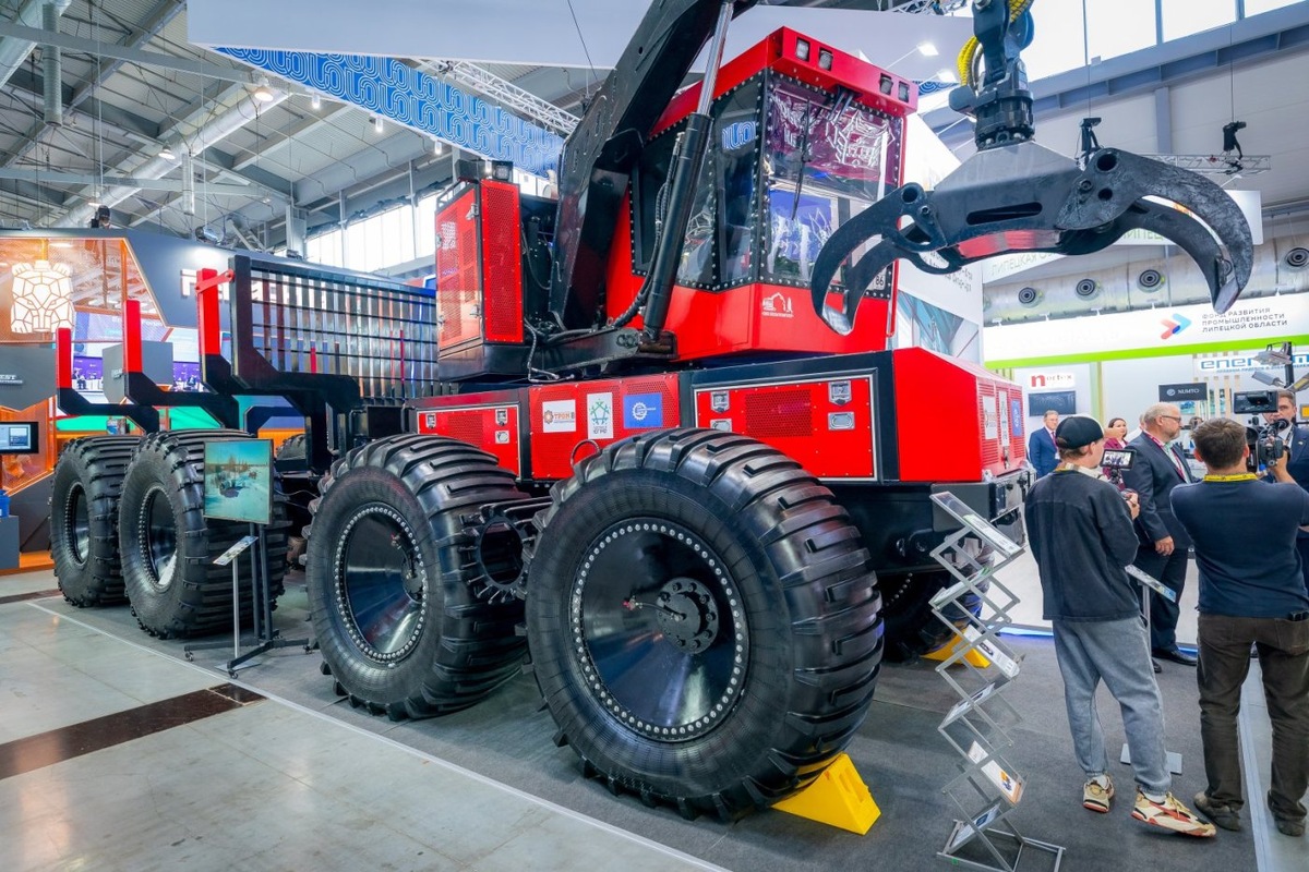    Сургутский разработчик представил на выставке ИННОПРОМ уникальную технику для лесозаготовок