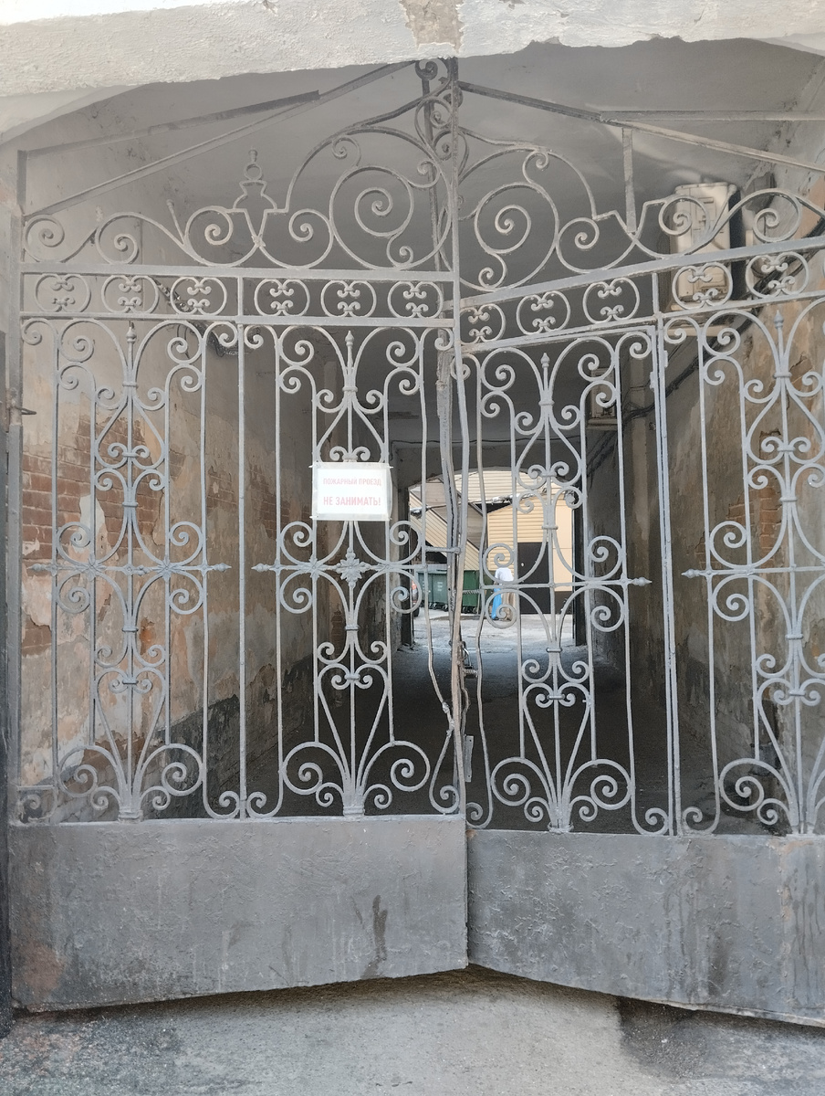 Фото автора. Напротив ЦУМА , Краснодар. Не только в Сербии обшарпанные подворотни. У нас их тоже хватает