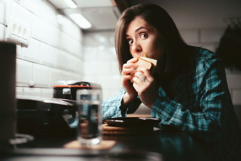 Переедание вечером часто связано не с физической потребностью, а с привычкой или попыткой снять напряжение.