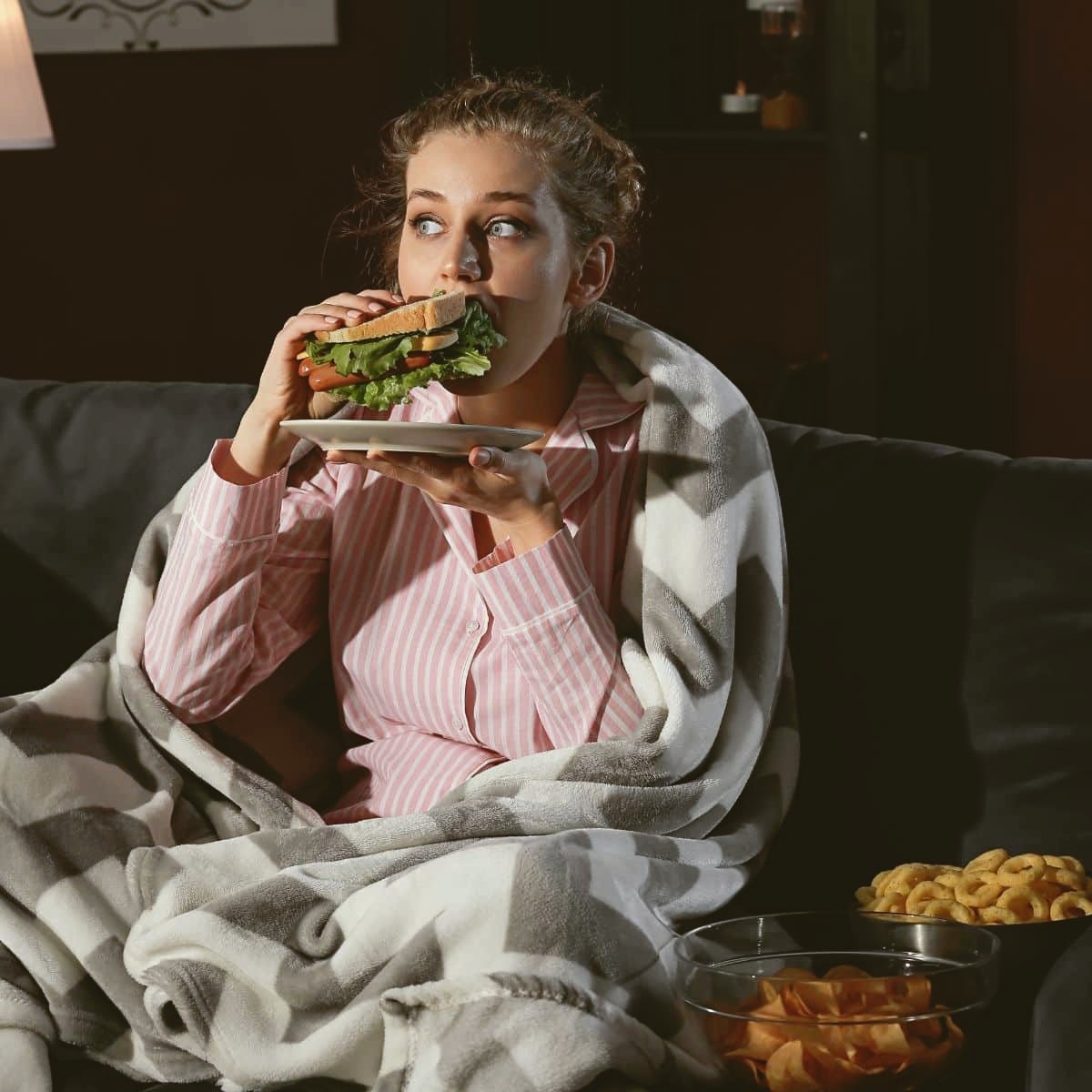 Такие перекусы часто происходят автоматически: рука тянется к еде без осознания, почему именно сейчас и зачем.