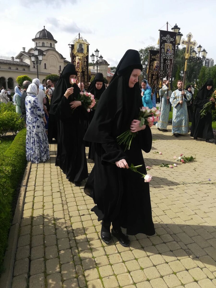    Во время крестного хода сёстры устилают путь образа живыми цветами. Фото: «АиФ-Урал»/ Рада Боженко