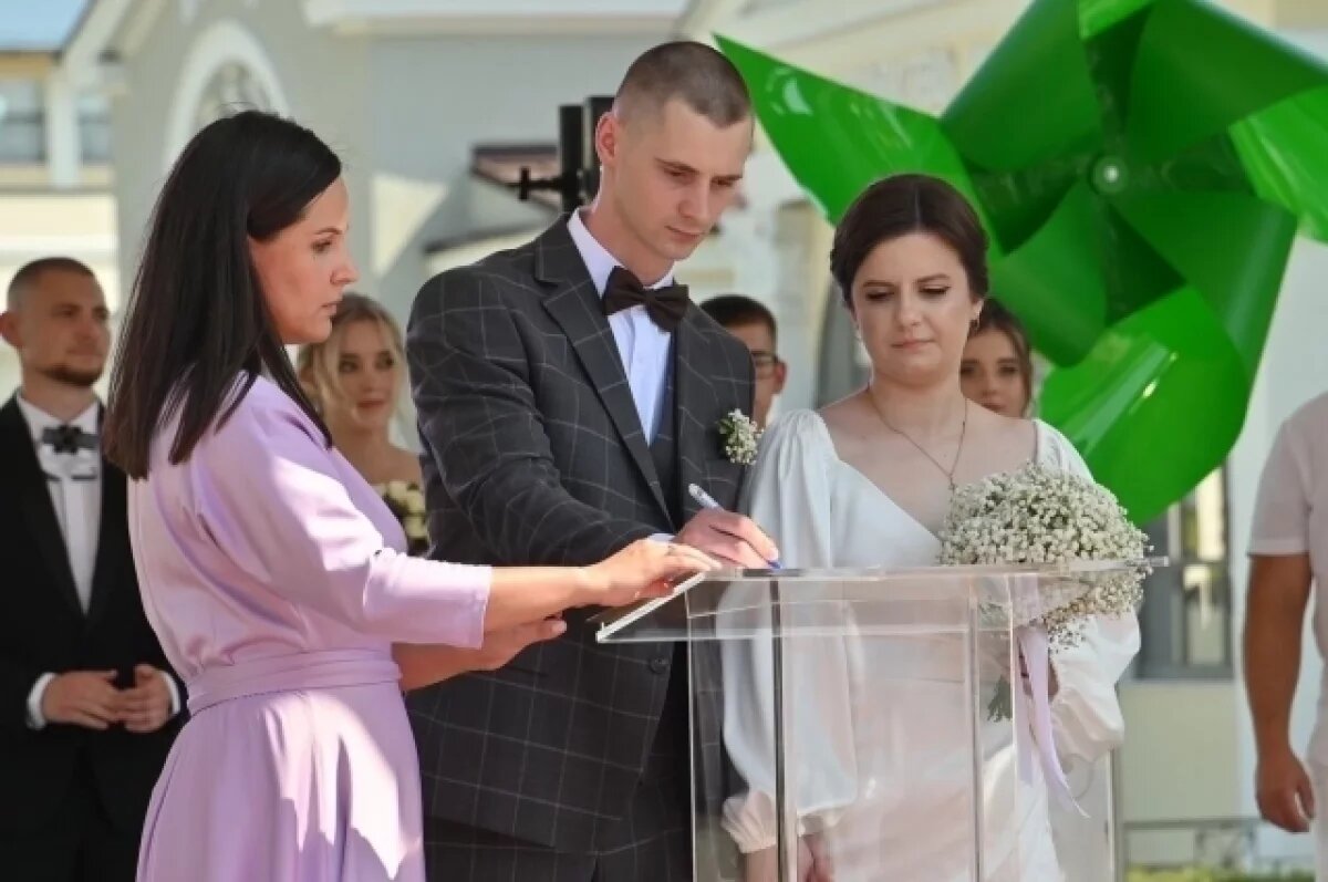    Семь пар поженились на Рязанской ВДНХ