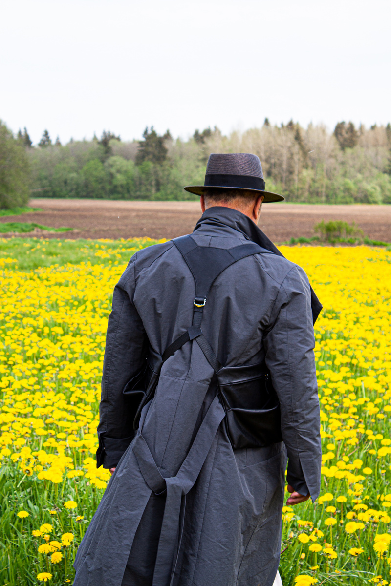 Легкий серый плащ на кнопках, кожаный жилет-разгрузка Rock черный