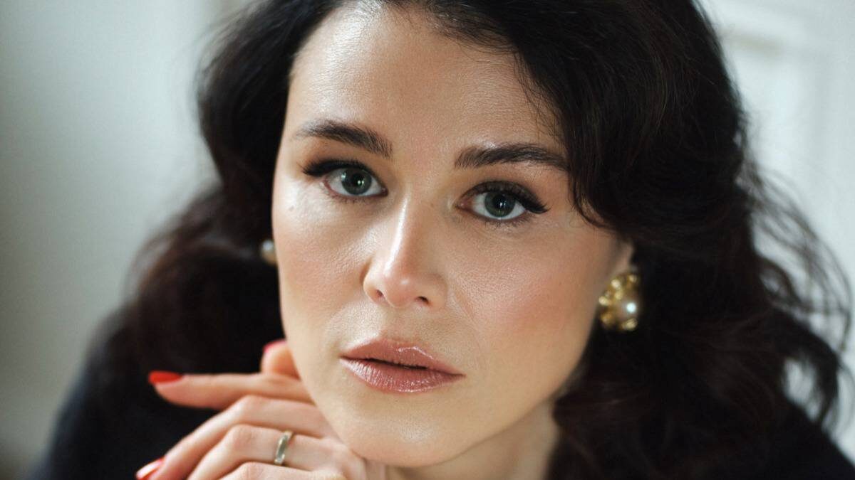    Наталья Павлова сегодня исполняет десятки главных партий в репертуаре Мариинского театра. Артистка стала первой, кто представил на сцене спектакли в сложном жанре монооперы / Фото: Сергей Граф