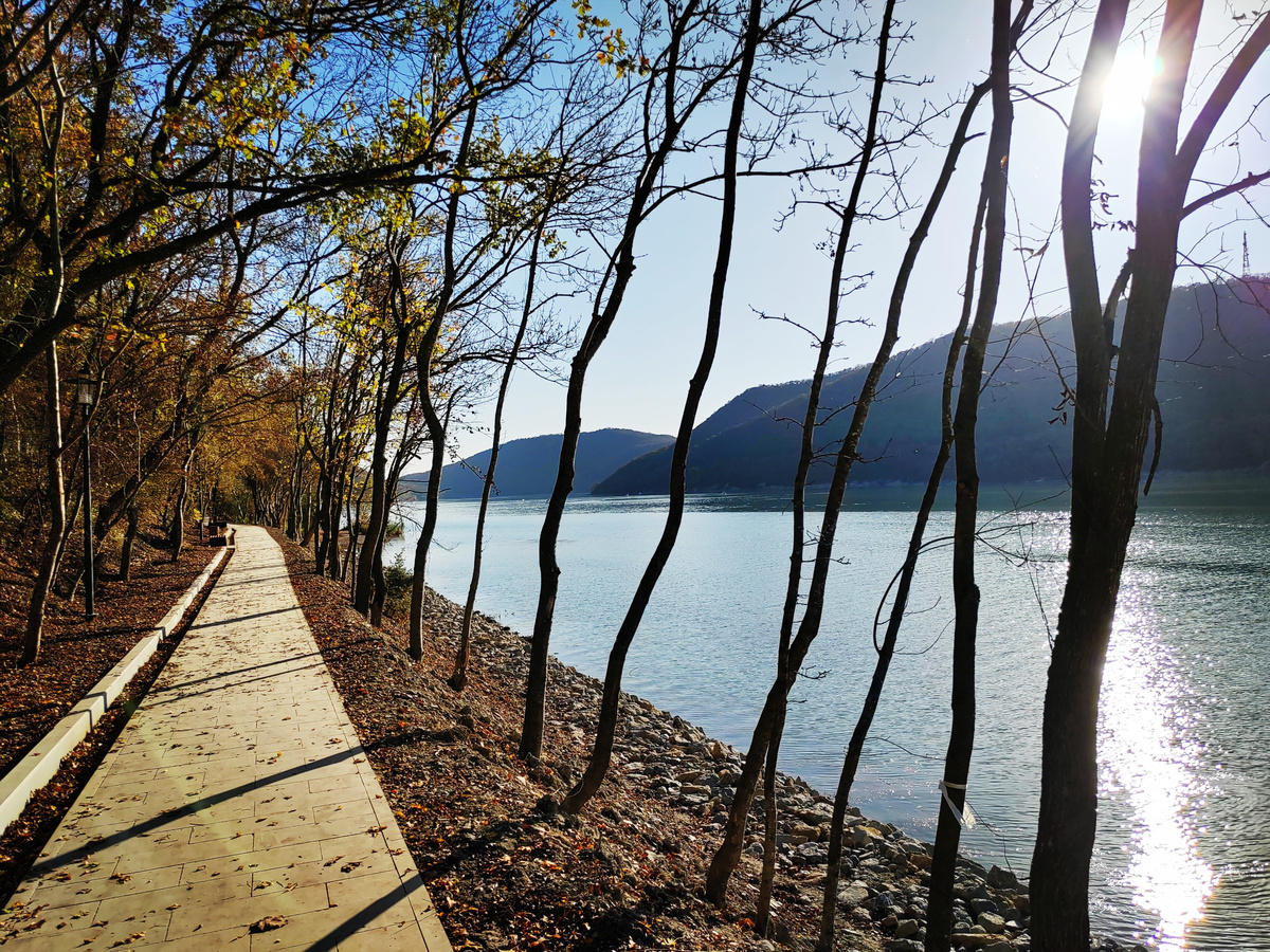 Дорожка вдоль озера Абрау. Здесь и далее в этой статье фото автора