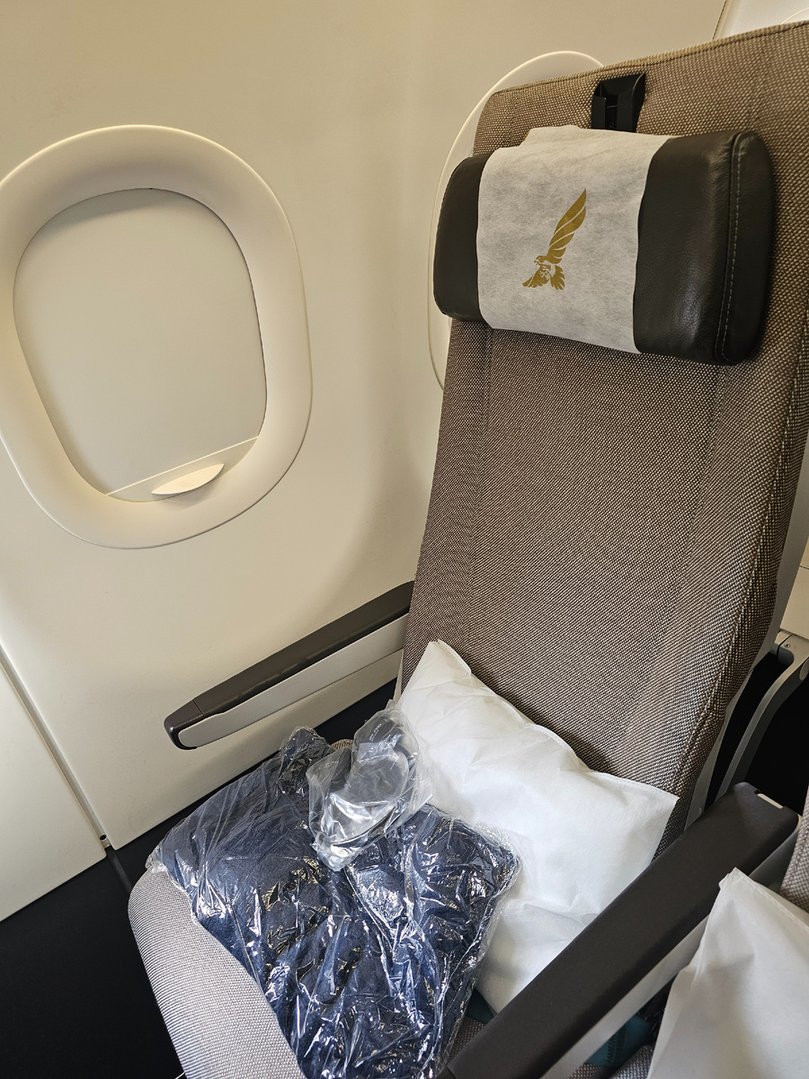 Уютное кресло возле окна