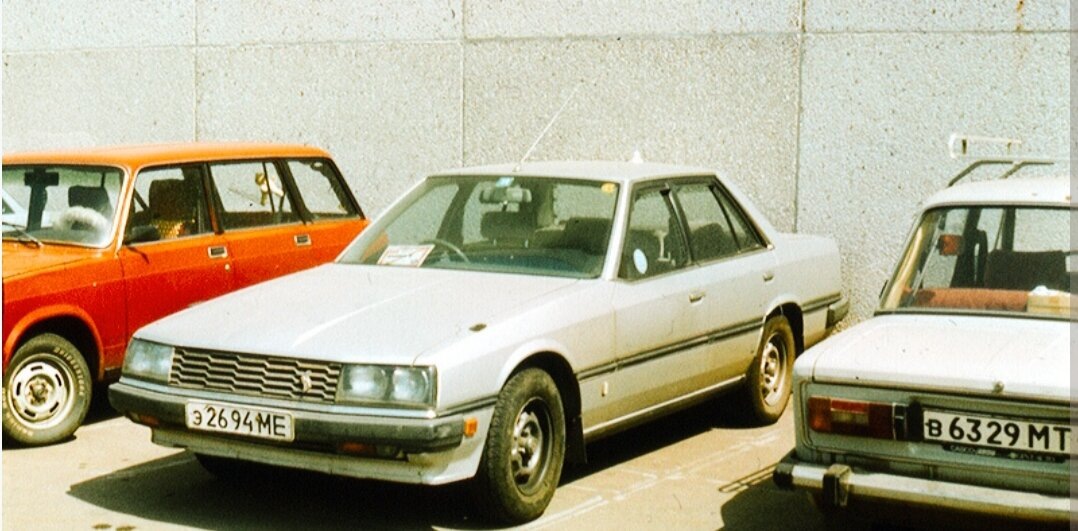 Фото где-то в Москве в 90-х. Не удивлюсь, если она до сих пор жива.